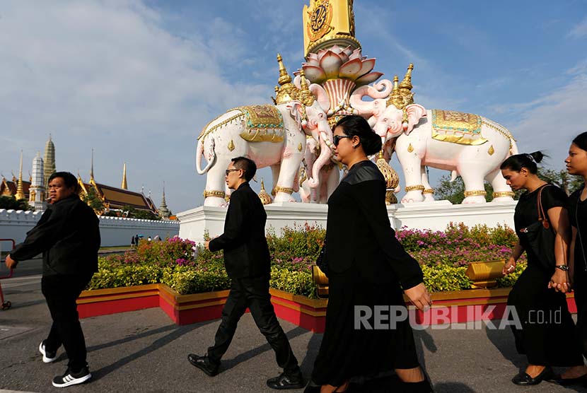 Warga Thailand datang ke Istana Agung menyatakan duka cita terhadap Raja Bhumibol Adulyadej.