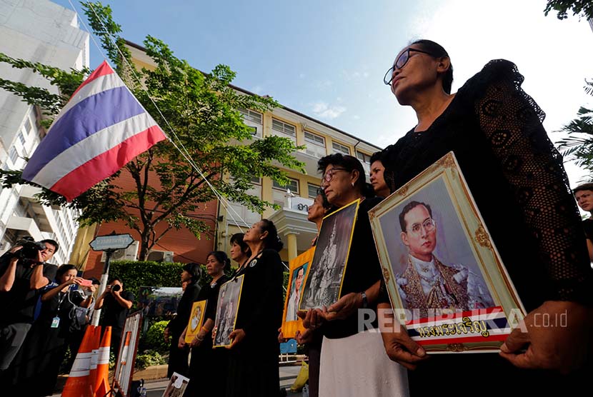 Warga Thailand memegang foto Raja Bhumibol Adulyadej 
