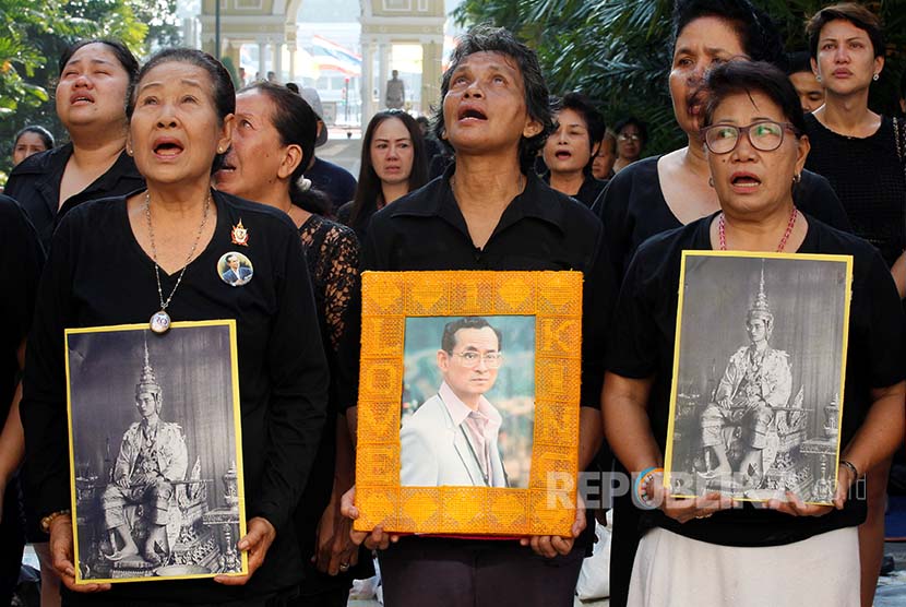 Masyarakat Thailand yang berduka atas mangkatnya Raja Bhumibol Adulyadej. 