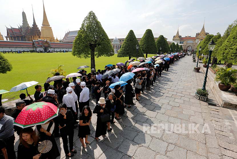 Bhumibol: Tamu berbaris memasuki Istana Raja untuk menyampaikan rasa belasungkawa atas meninggalnya Raja Bhumibol Adulyadej.