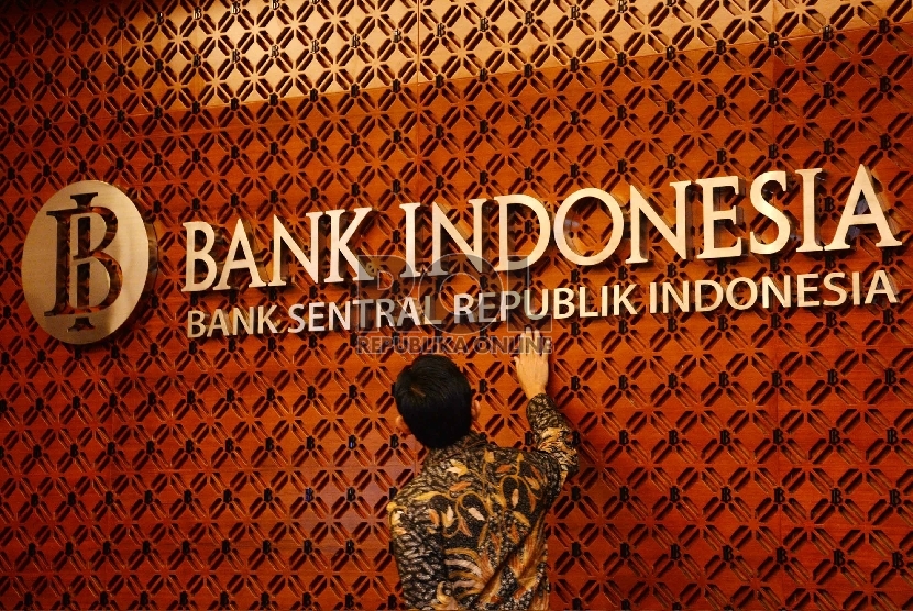  BI Surplus Rp 41,2 Triliun di 2014: Karyawan berada di kantor Bank Indonesia, Jakarta, Senin (25/5).