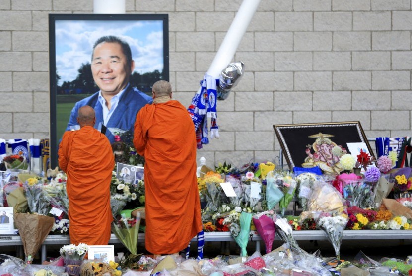 Biarawan Buddha berdoa di Leicester City Football Club di Leicester, Inggris, Rabu (31/10). Sang pemilik Leicester, Vichai, meninggal akibat kecelakaan helikopter.