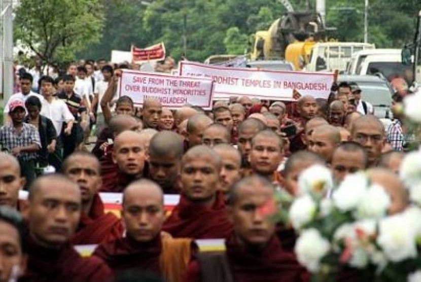 Biarawan Budha menggelar unjuk rasa di Sittwe, ibu kota negara bagian Rakhine.