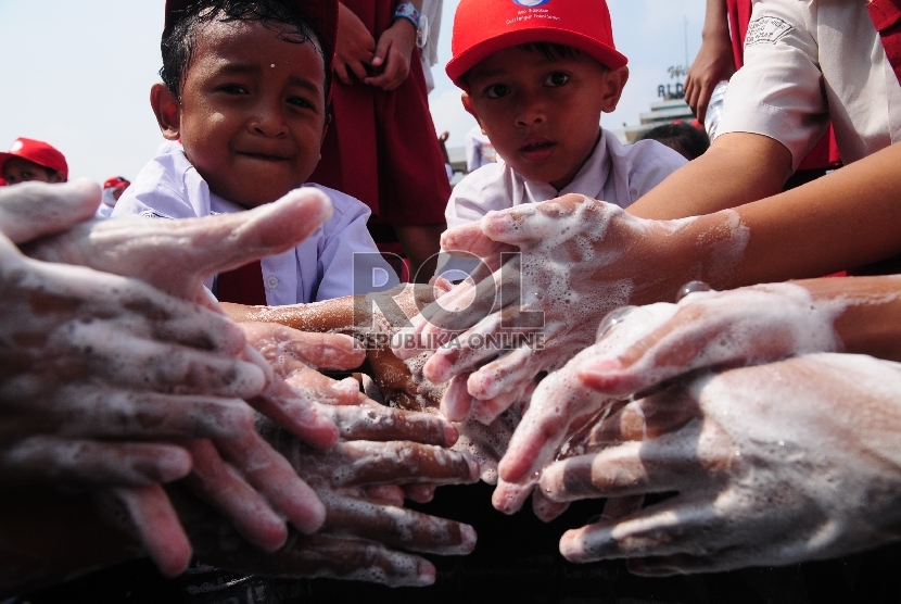 Anak-anak sedang mencuci tangan. Mencuci tangan menjadi salah satu cara untuk mencegah cacingan. Cacingan masih disepelekan, padahal dampaknya bisa berbahaya, salah satunya menyumbat usus. (ilustrasi)