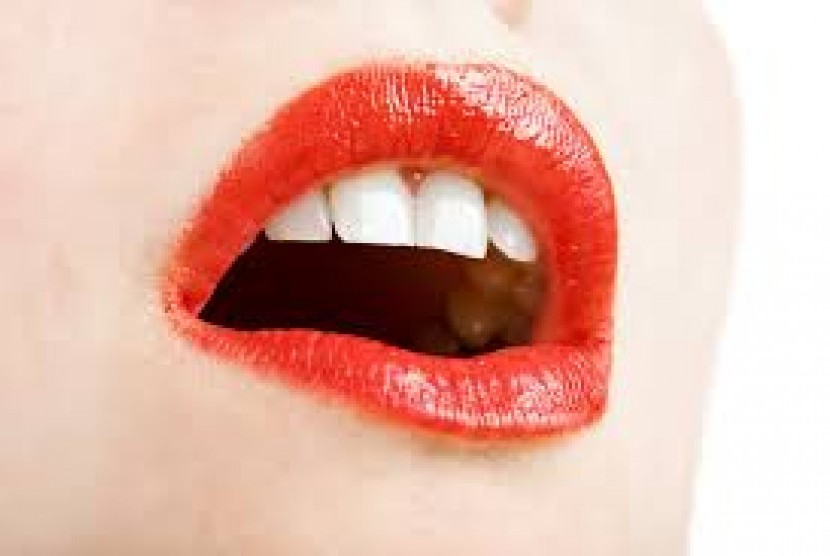 Bibir berlipstik merah membuat penampilan kelihatan lebih segar.
