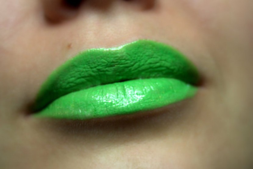 Bibir berpoles lipstik warna hijau diprediksi jadi salah satu tren di 2016.
