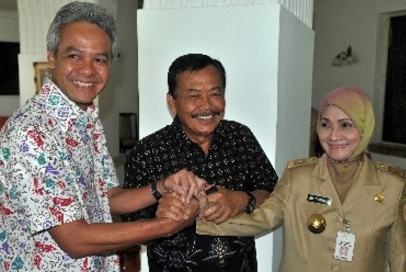   Bibit Waluyo (tengah) berjabat tangan dengan Rustriningsih (kanan) dan Ganjar Pranowo (kiri)