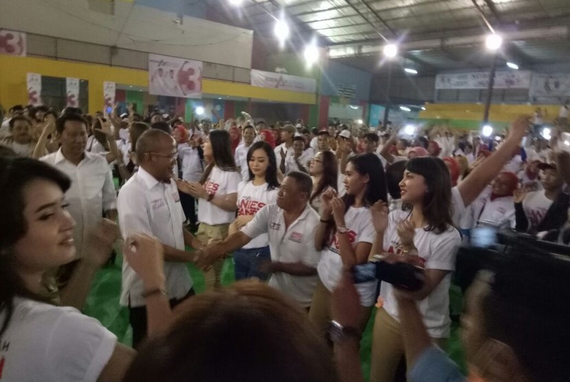 Bidadari Anies-Sandi menghibur para pendukung lain yang menyaksikan debat pamungkas kandidat di posko pemenangan di Jl Cicurug, Menteng, Jakarta Pusat, Jumat (10/2) malam.