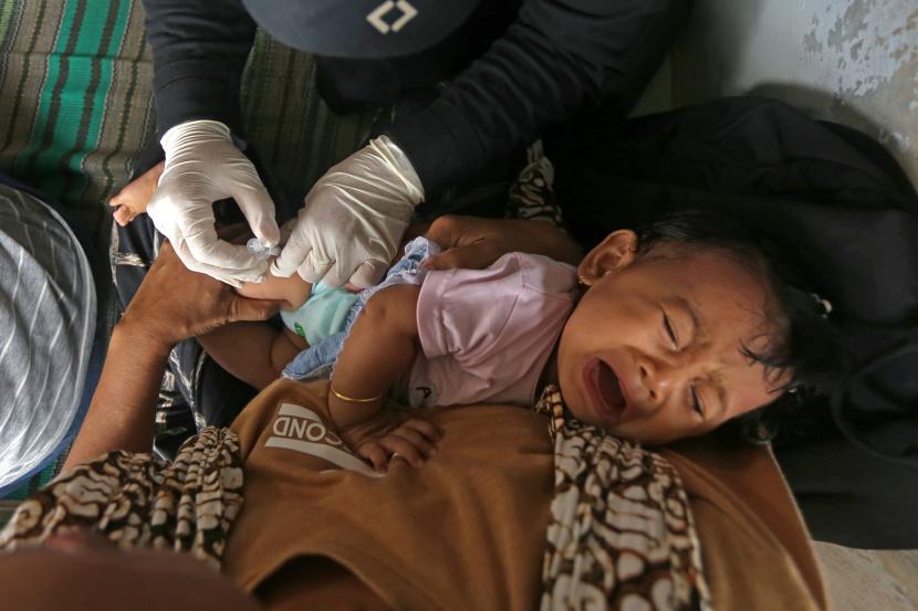 Bidan desa menyuntikkan vaksin polio kepada balita di Desa Pamayahan, Lohbener, Indramayu, Jawa Barat, Sabtu (14/5/2022). Pemerintah Provinsi Jawa Barat mengerahkan 1,4 juta kader Pemberdayaan Kesejahteraan Keluarga (PKK) dalam rangka menurunkan angka Prevalensi Stunting guna mengejar target Jabar Zero Stunting pada 2023. 