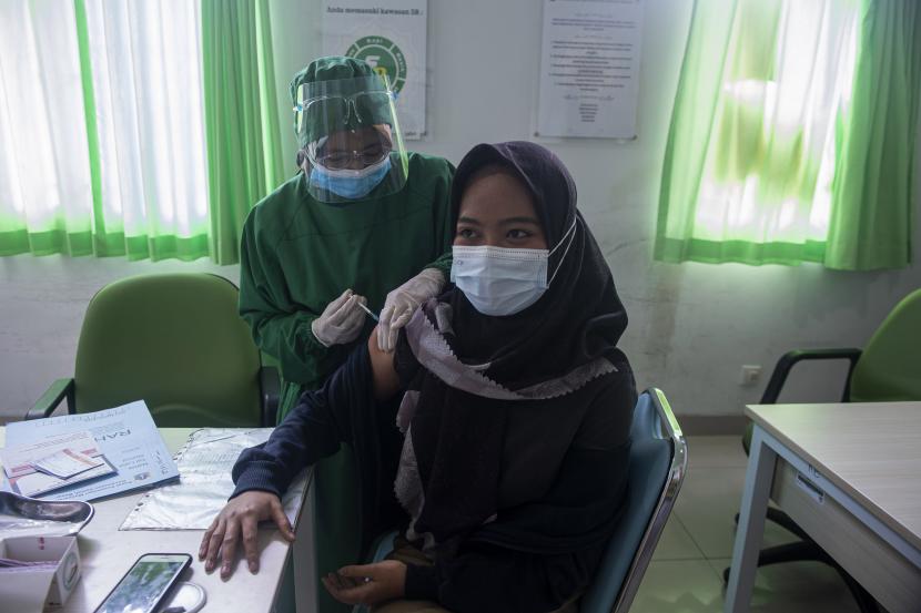 Bidan menyuntikan vaksin Covid-19 Sinovac tahap kedua kepada tenaga medis di Puskesmas Kecamatan Sawah Besar, Jakarta, Selasa (2/2). Kementerian Kesehatan menyatakan hingga 2 Februari 2021 sebanyak 596.260 orang Sumber Daya Manusia Kesehatan telah menerima vaksinasi tahap pertama dan 51.999 orang untuk vaksinasi tahap kedua. 