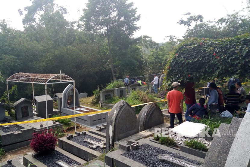 Bidang Kedokteran dan Kesehatan (Biddokkes) Polda Jabar dibantu Polresta Bogor Kota membongkar makam Hilarius Christian Event Raharjo pada Selasa (19/9) untuk dilakukan autopsi.