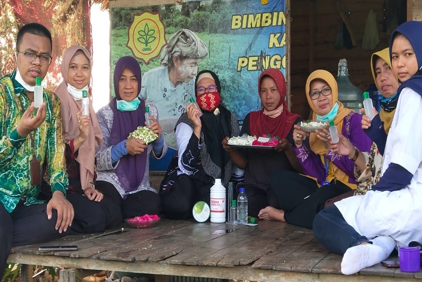 Bidang Teknologi Hortikultura telah menyelenggarakan pelatihan pembuatan hand sanitizer beraroma melati dan mawar bagi petani florikultura Banjar