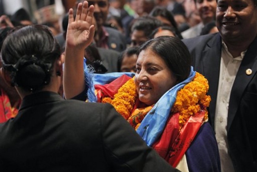 Bidhya Devi Bhandari melambaikan tangan saat terpilih sebagai presiden perempuan pertama Nepal, Rabu (28/10).