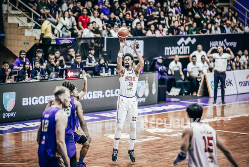 Bigman impor Pelita Jaya Jakarta KJ McDaniels (menembak) meraih penghargaan MVP IBL 2025.