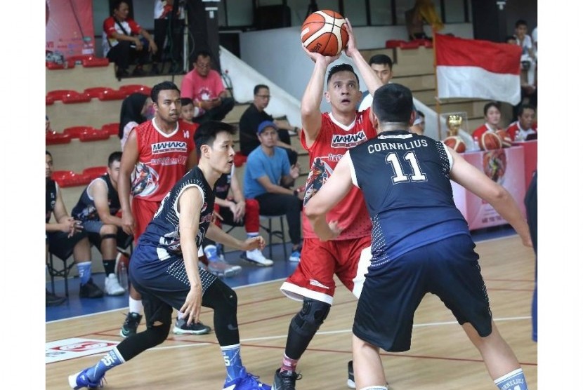Bigman Mahaka Group Rully Johan berusaha menembak saat menghadapi NTT di perebutan peringkat ketiga Sinar Mas Land Basketball Tournament 2019.