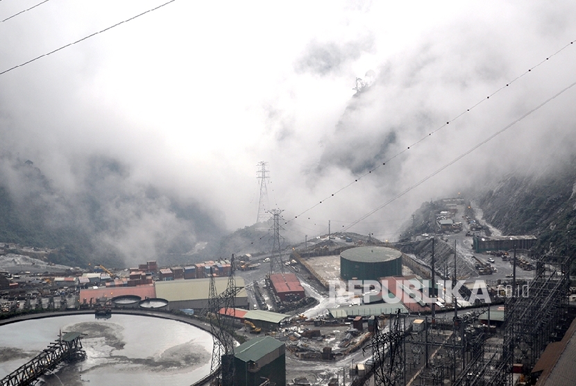 Bijih tambang yang dibawa dari tambang Grasberg menggunakan truk lalu dikirim ke pabrik pengolahan untuk dihancurkan menjadi pasir yang sangat halus. 