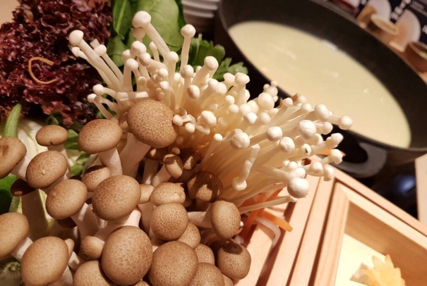 Bijin Nabe menawarkan menu 'makan cantik' berupa shabu-shabu original hotpot.