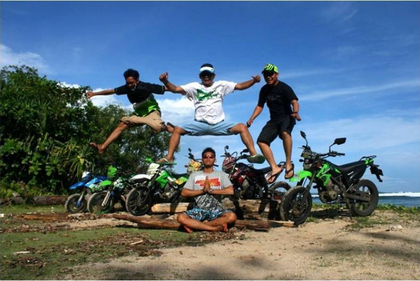 Bike of Kawasaki Riders Club (BKRC) Lampung menggelar acara HUT ke-3 di Pantai Labuhan Jukung pada 25-26 Mei 2013.