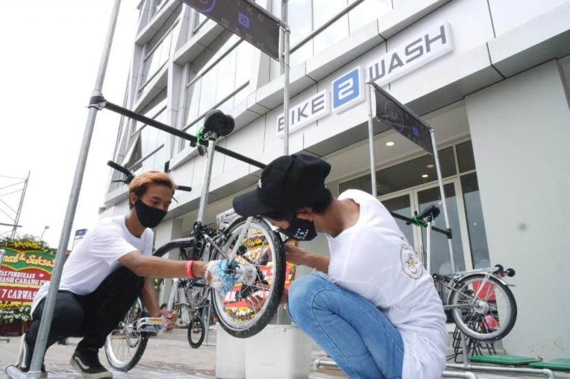 Bike2Wash hadir dan menjadi tempat jasa perawatan sepeda yang tersebar di beberapa wilayah Jabodetabek yaitu, Bintaro, Pasar Intermoda BSD City, dan Pantai Indah Kapuk. Bike2Wash memberikan pelayanan jasa mulai dari jasa cuci hingga coating.