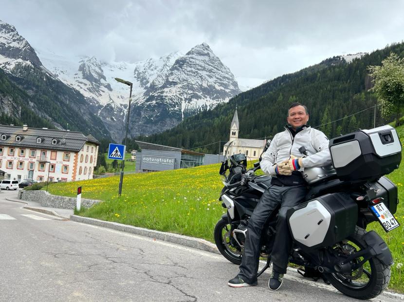 Biker Indonesia Barry Manembu berada di Trafoi Italia saat touring motor melintasi enam negara Eropa bersama istrinya Ivone.