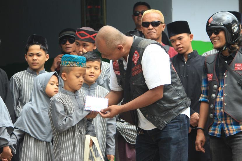 Bikers Brotherhood 1% MC West Java Chapter berbagi kebahagian bersama dhuafa, anak yatim dan santri di sembilan Checkpoint se - Jawa Barat, mulai dari 8 April hingga 24 April 2022 mendatang. 
