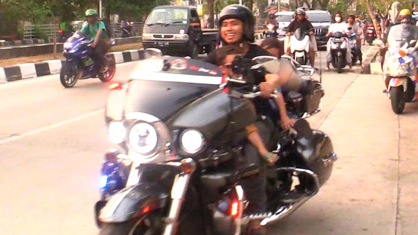 Bikers Depok berbagi dengan anak yatim