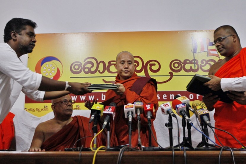 Biksu Ashin Wirathu yang benci dengan etnis Muslim Rohingya.