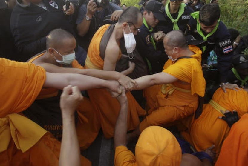 Biksu Buddha dari kuil Dhammakaya terlibat bentrok dengan polisi di luar kuil di Pathum Thani, utara Bangkok, Thailand, Senin, 20 Februari 2017.