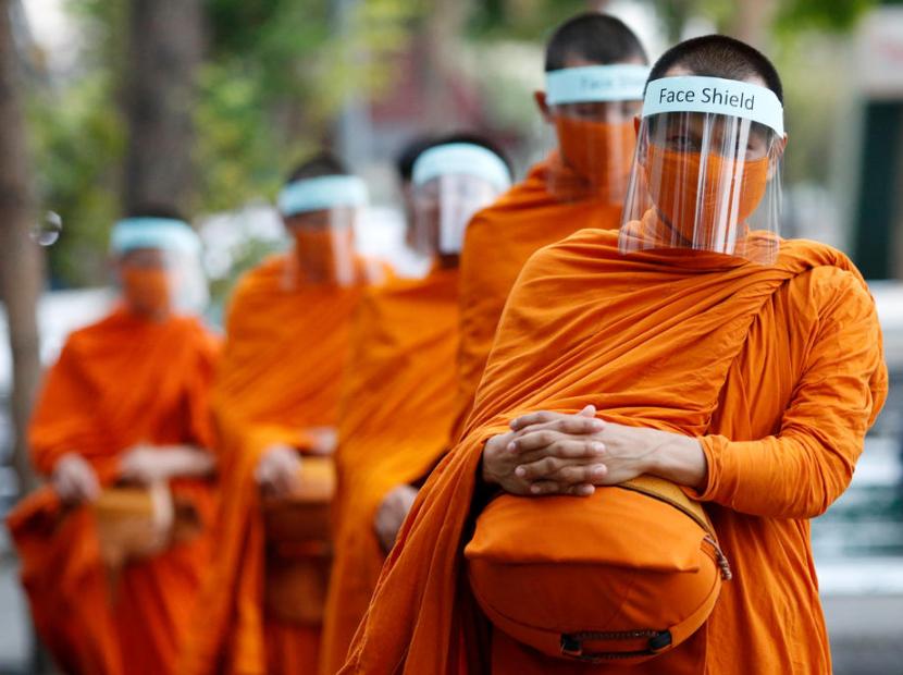 Biksu Buddha Thailand mengenakan pelindung wajah untuk mencegah dari virus corona jenis baru atau Covid-19. Thailand melaporkan 38 kasus baru Covid-19 dan satu korban meninggal.