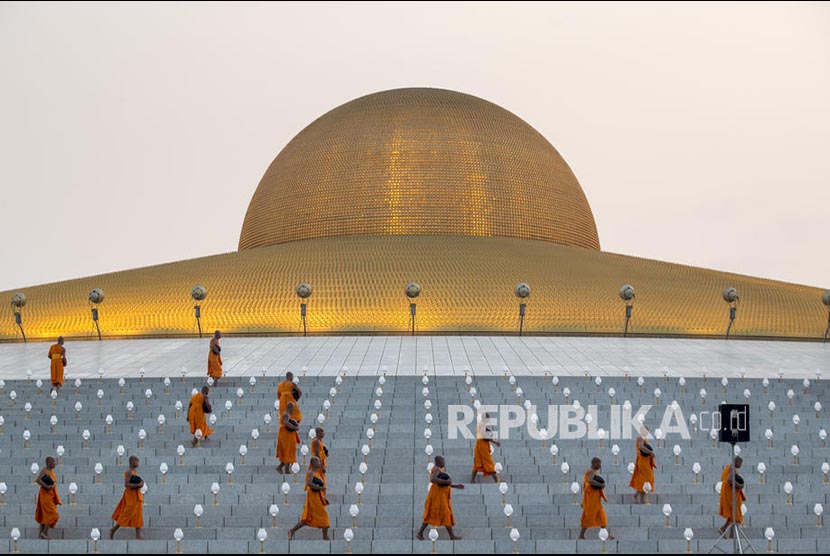 Biksu Budha dari Thailand berdoa 