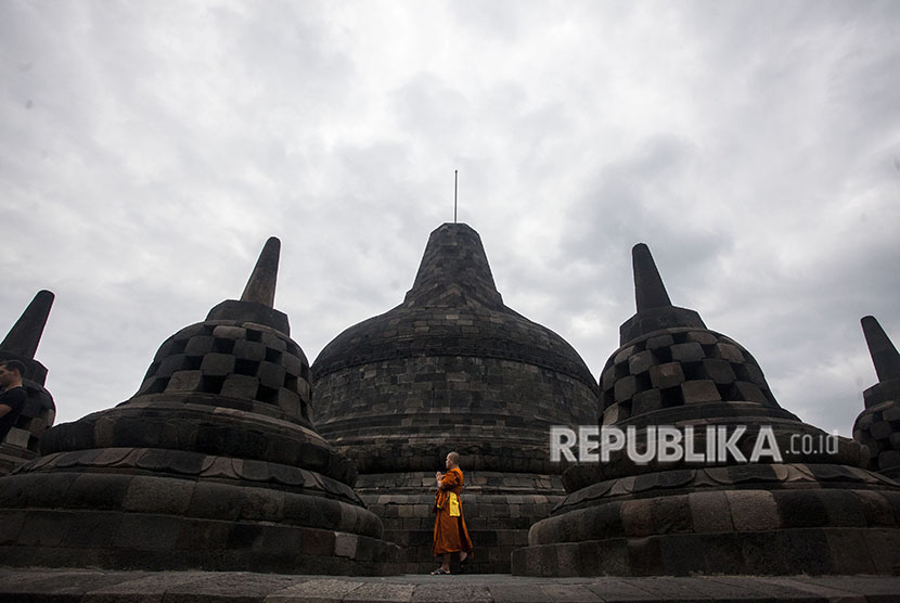 Biksu melakukan ritual doa pagi Waisak 2018 di Candi Borobudur (Ilustrasi)