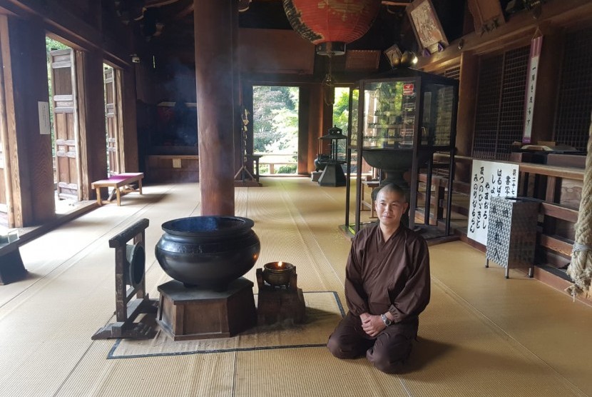 Biksu muda di dalam Kuil Engyoji, Himeji, Jepang.