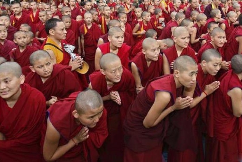 Biksu Tibet (ilustrasi). Masyarakat Daerah Otonomi Tibet merayakan Saka Dawa dengan mendatangi beberapa tempat suci umat Buddha yang tersebar di wilayah barat daya Cina itu.
