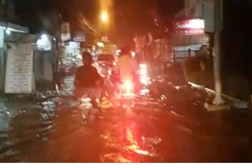 Bila hujan terjadi Jalan Pramuka Depok selalu tergenang seperti sungai