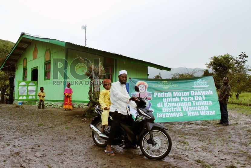 Bilal Kuan, Dai dari Kampung Tulima menerima Sepeda Motor Dakwah Yayasan Al Fatih Kaffah Nusantara (AFKN) Pimpinan Ustaz Fadhlan Gharamatan.