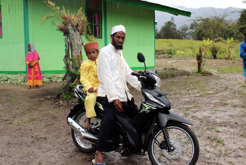 Bilal Kuan, dai Kampung Tulima, Wamena, menerima Sedekah Motor Dakwah dari Yayasan Al Fatih Kaffah Nusantara. 