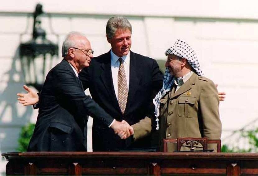 Bill Clinton, Yitzhak Rabin,_Yasser_Arafat_di White_House_13 September 1993