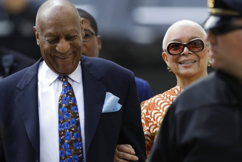 Bill Cosby bersama istrinya Camille Cosby di persidangan kasus pelecehan seksual terhadapnya, (24/4).