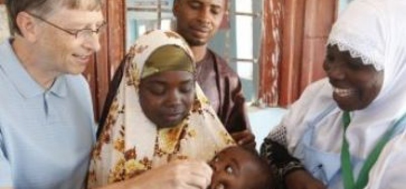 Bill Gates memberikan vaksin kepada seorang anak di Pusat Kesehatan Komunitas, Nigeria