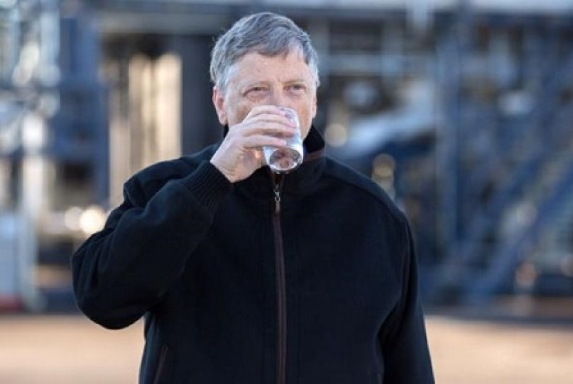 Bill Gates minum air kotoran manusia