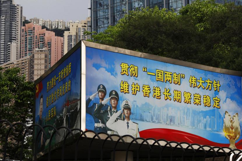  Billboard di Hong Kong ini bertuliskan Terapkan kebijakan Satu Negara Dua Sistem. UU Keamanan Nasional Hong Kong akan memperkuat kontrol Beijing. Ilustrasi.