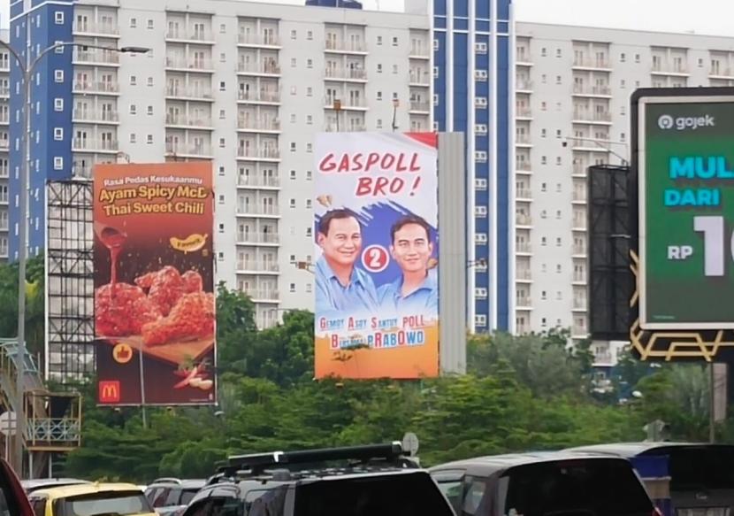 Billboard Prabowo-Gibran terpasang di Kota Bekasi, Jawa Barat, Sabtu (3/12/2023).