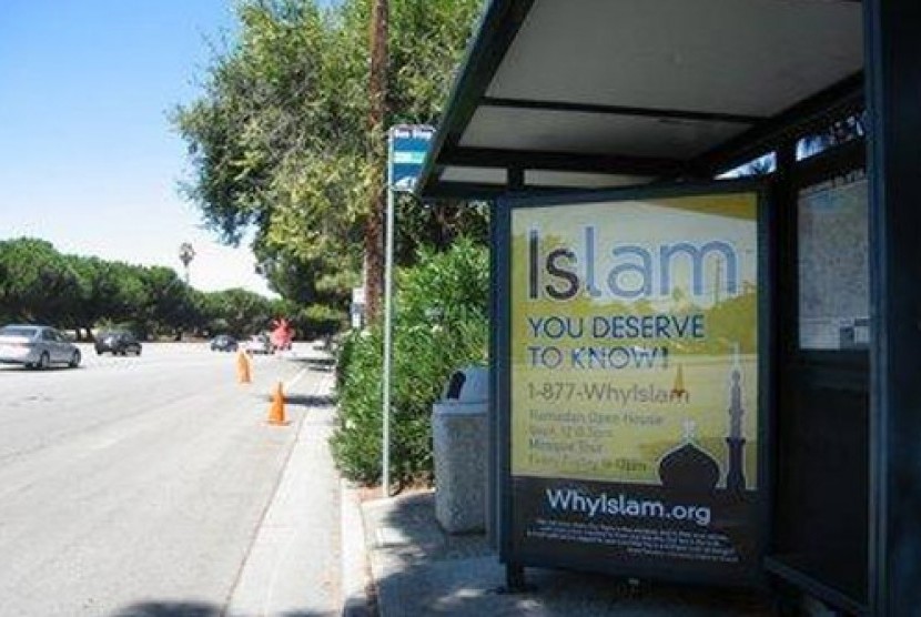Billboards yang mejeng di sebuah halte bus di El Camino di Santa Clara ini adalah bagian dari kampanye ICNA untuk membangun wawasan mengenai Islam. 