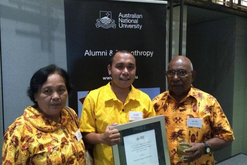 Billy bersama kedua orangtuanya ketika menerima penghargaan sebagai mahasiswa terbaik ANU. - See more at: http://www.australiaplus.com/indonesian/2015-08-12/putra-papua-lulusan-australia-akan-bertemu-presiden-obama/1480280#sthash.VPmCsVNE.dpuf