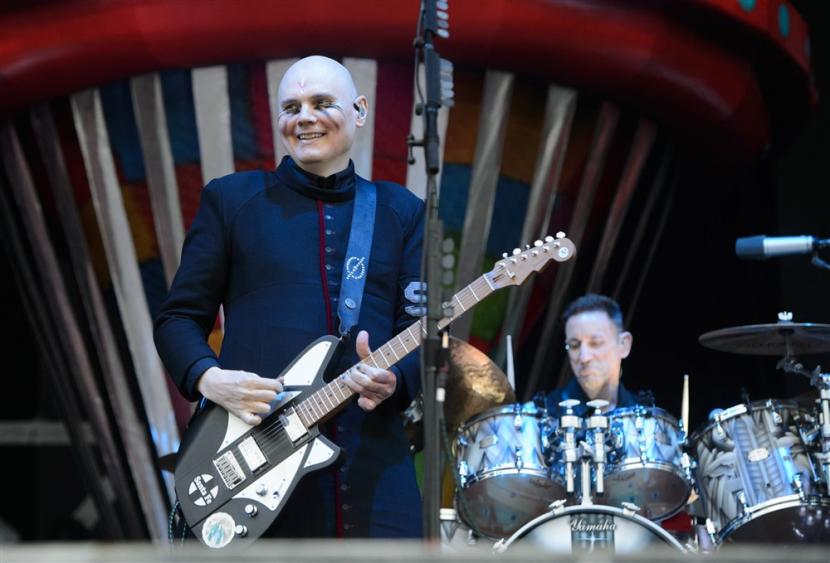 Billy Corgan (kiri) dan Jimmy Chamberlin (kanan) dari band rock alternatif asal AS, The Smashing Pumpkins, tampil di panggung Zeppelin di Festival Rock im Park, Nuremberg, Jerman, 9 Juni 2019. Corgan merasa bahwa vokalis Nirvana, Kurt Cobain, adalah pesaing terbesarnya.
