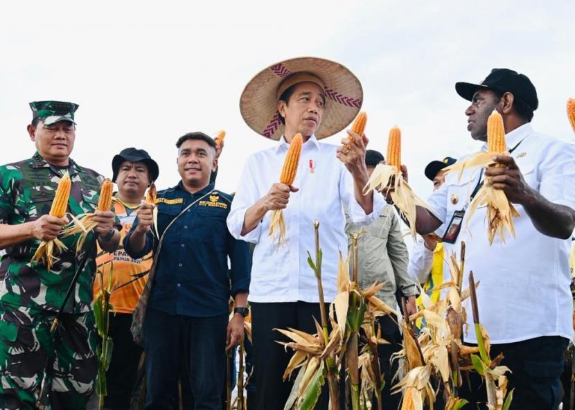 Billy Mambrasar (ketiga kiri) bersama Presiden Jokowi.