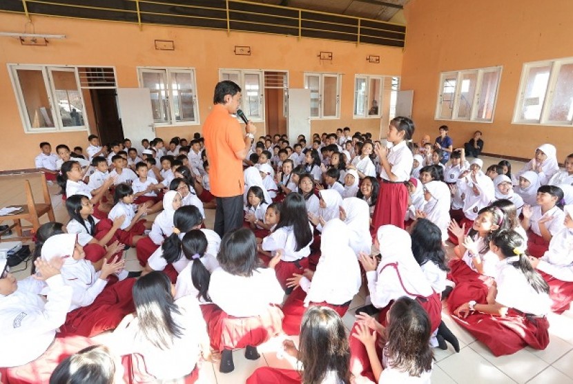 Bima Arya saat mengajar di SDN Polisi 4 Bogor, Senin (26/8). Dia juga mengajar mulai PAUD, TK, SMP, SMA, hingga mahasiswa dan guru.  