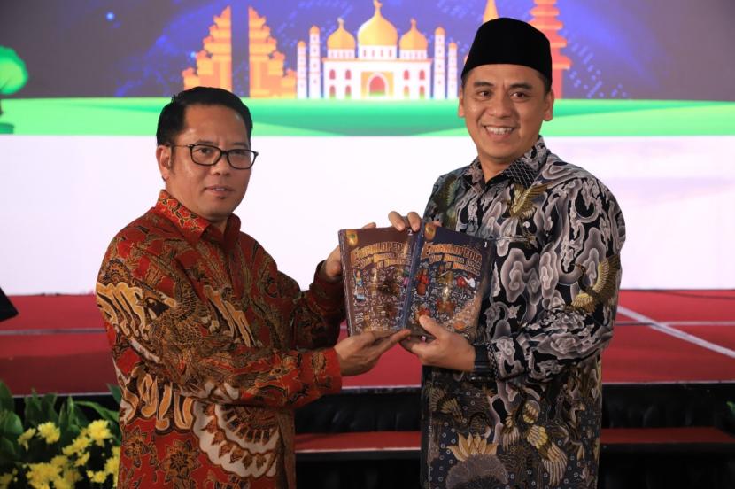 Wakil Menteri Agama RI, Saiful Rahmat Dasuki (kanan), menerima secara simbolis buku 