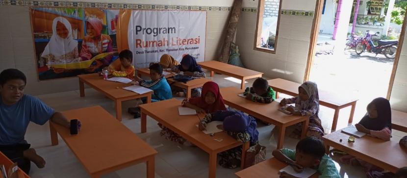  Bimbel Rumah Literasi An-Najah binaan Rumah Zakat di Desa Tlanakan Pamekasan, Ahad (13/2/2022). 
