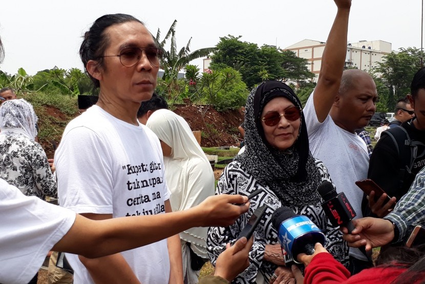 Bimbim Slank dan ibunya, Bunda Iffet, datang ke pemakaman almarhumah Titi Qadarsih di TPU Tanah Kusir, Jakarta Selatan, Selasa (23/10) siang. 